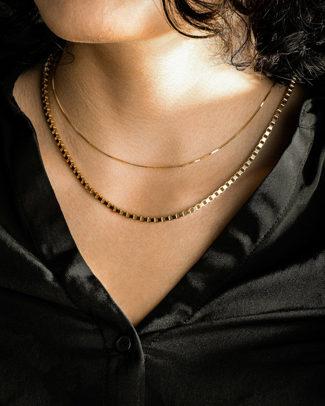 Benefits of wearing a silver chain: man wearing a silver chain necklace