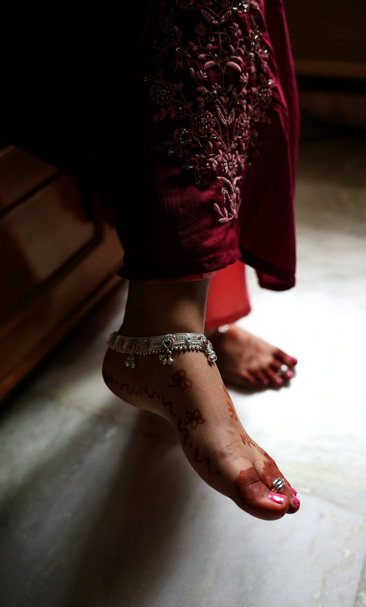 Benefits of wearing silver anklets: feet with henna and an anklet
