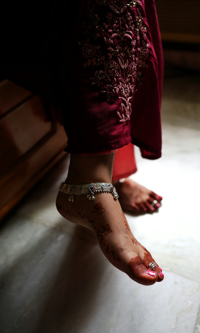 Benefits of wearing silver anklets: feet with henna and an anklet
